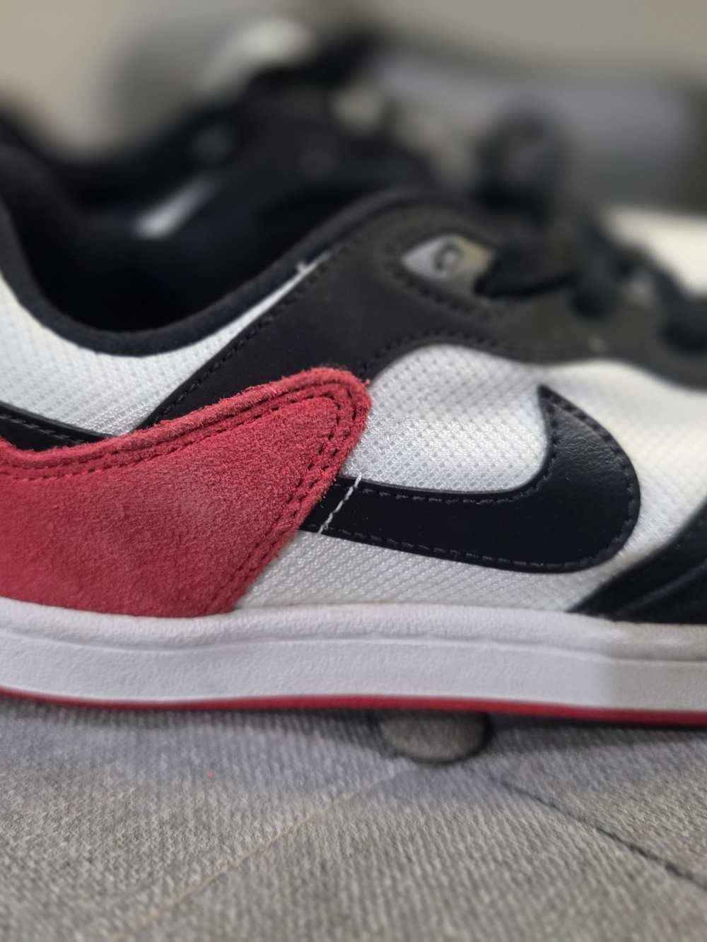 Nike SB Men’s Black White Red Skate Shoes - Picture 3 of 5